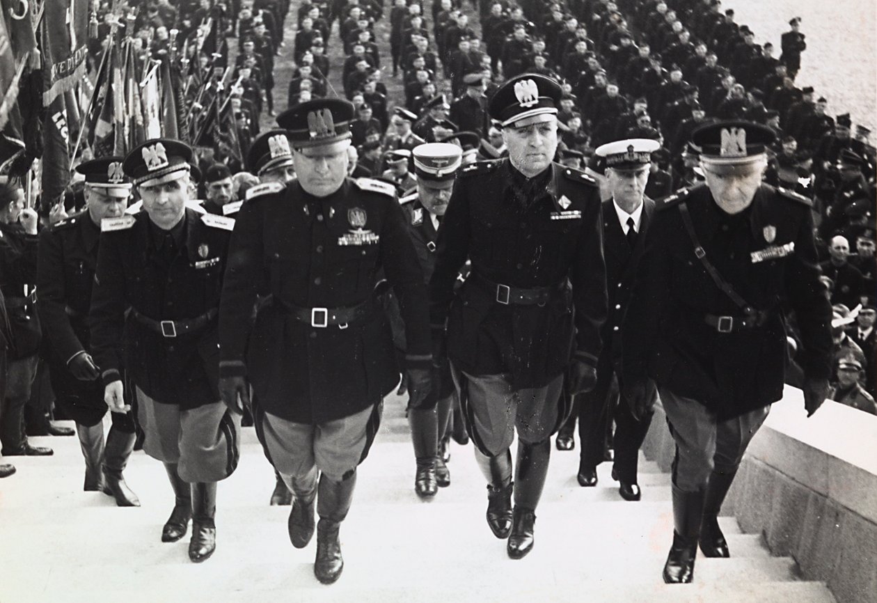 Mussolini na vojenské přehlídce (čb foto) od Achille Villani