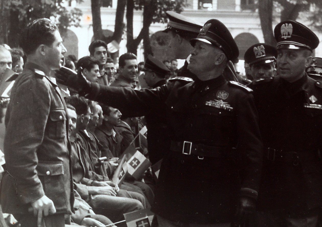 Mussolini zdraví vojáka (černobílá fotografie) od Achille Villani