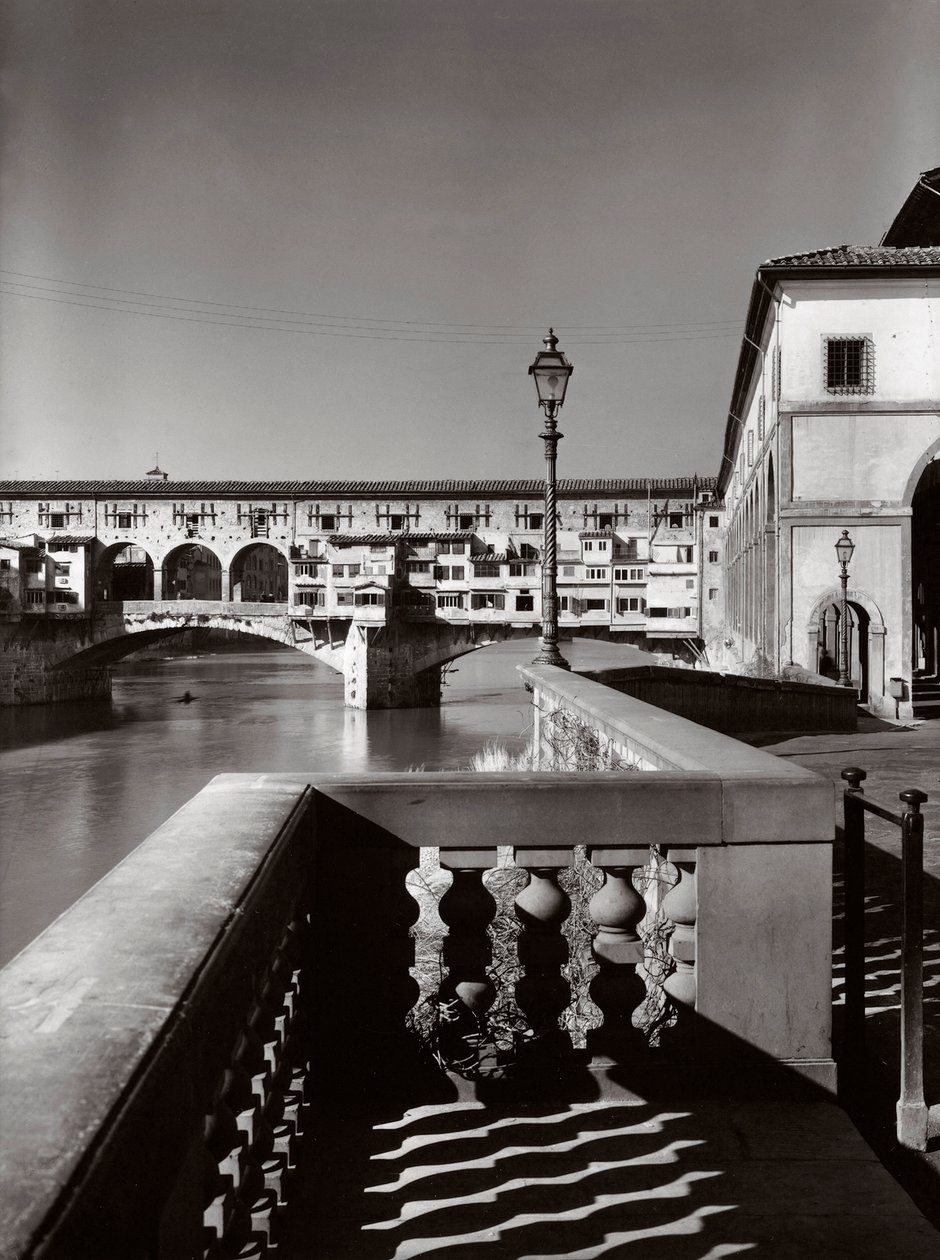 Ponte Vecchio, Florencie, Itálie, kolem roku 1955 (černobílá fotografie) od Achille Villani