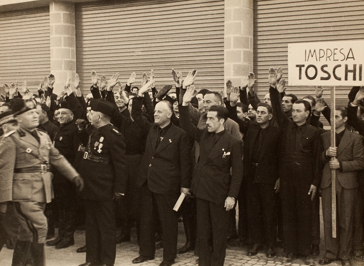 Stavební dělníci společnosti Mauro Toschi fu Ulisse pozdravují vévodu Benita Mussoliniho během inaugurace budov královského letiště "Fausto Fish" v Bologni, 24.10.1936 (čb foto) od Achille Villani