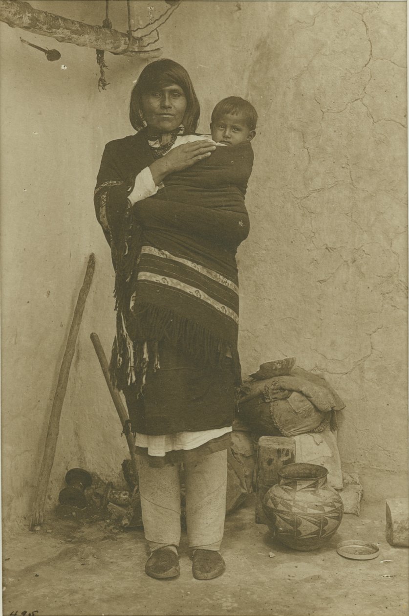 Acoma, Marie s dítětem, 1900 (platinový tisk) od Adam Clark Vroman
