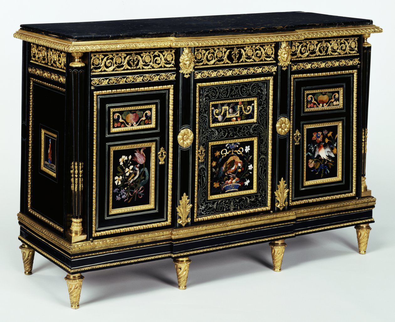Jedna z dvojice skříní opatřená plaketami pietra dura z konce 17. století, kolem roku 1810 (dub, borovice a buk dýhované ebenem a mahagonem) od Adam Weisweiler