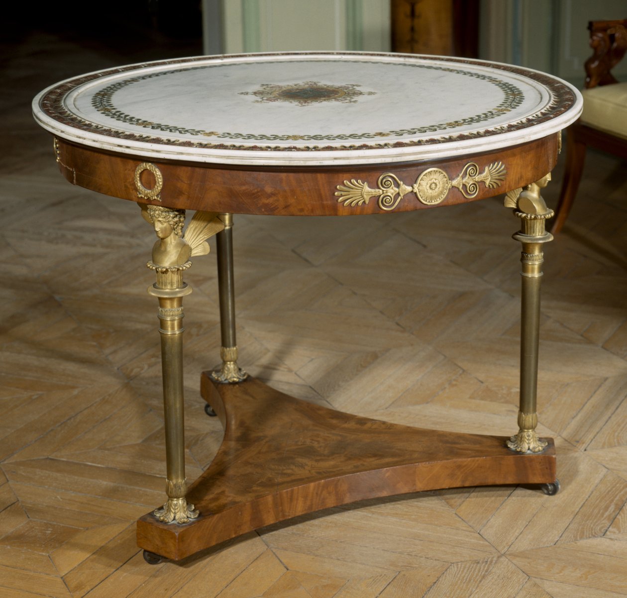 Art France Gueridon má mramorovou desku malovanou kolem roku 1800 - 1804 od Adam (attr. to) Weisweiler