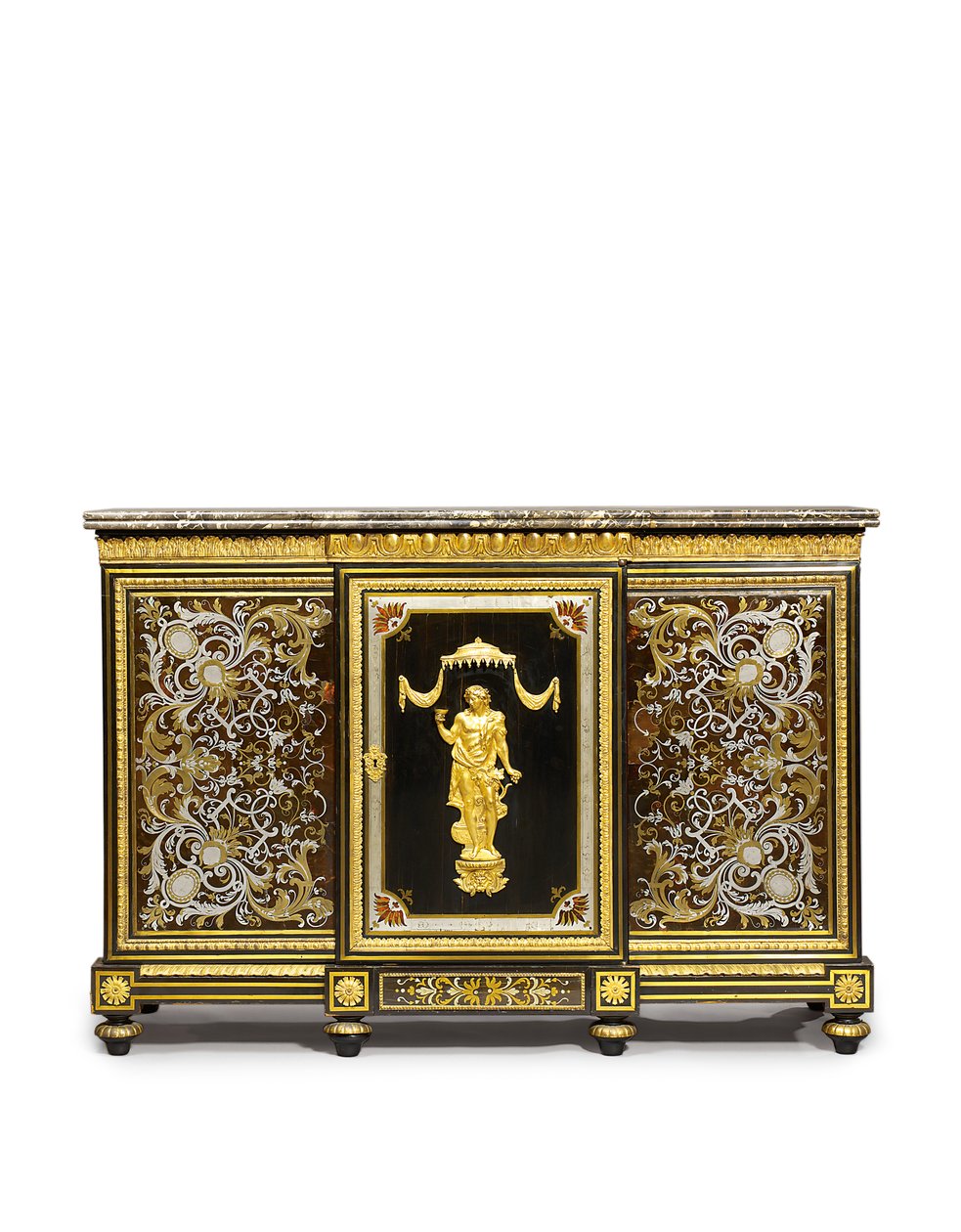 Boční skříň Ludvíka XVI., objednaná Marchand-Mercier Claude-Francois Julliot, obsahující intarzivní panely Ludvíka XIV., kolem 1775-1800 (namontované v ormolu, eben a želva vykládané mosazí a cínem od Adam (attr. to) Weisweiler
