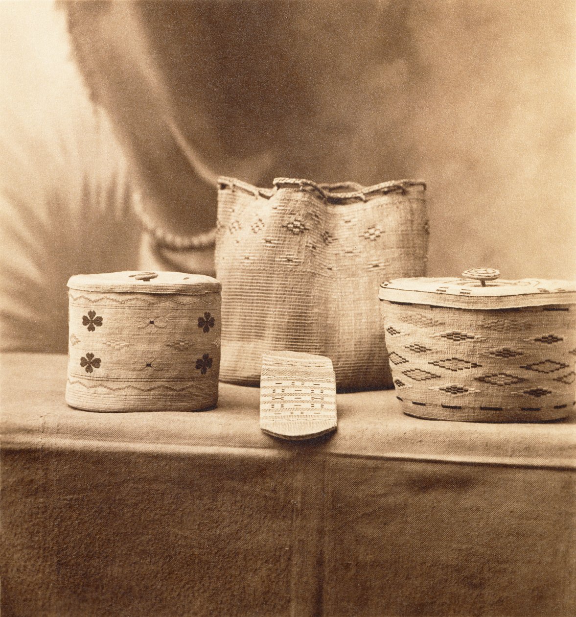 Native American Baskets od A.C. Vromana, kolem roku 1898 (platinový tisk) od Adam Clark Vroman