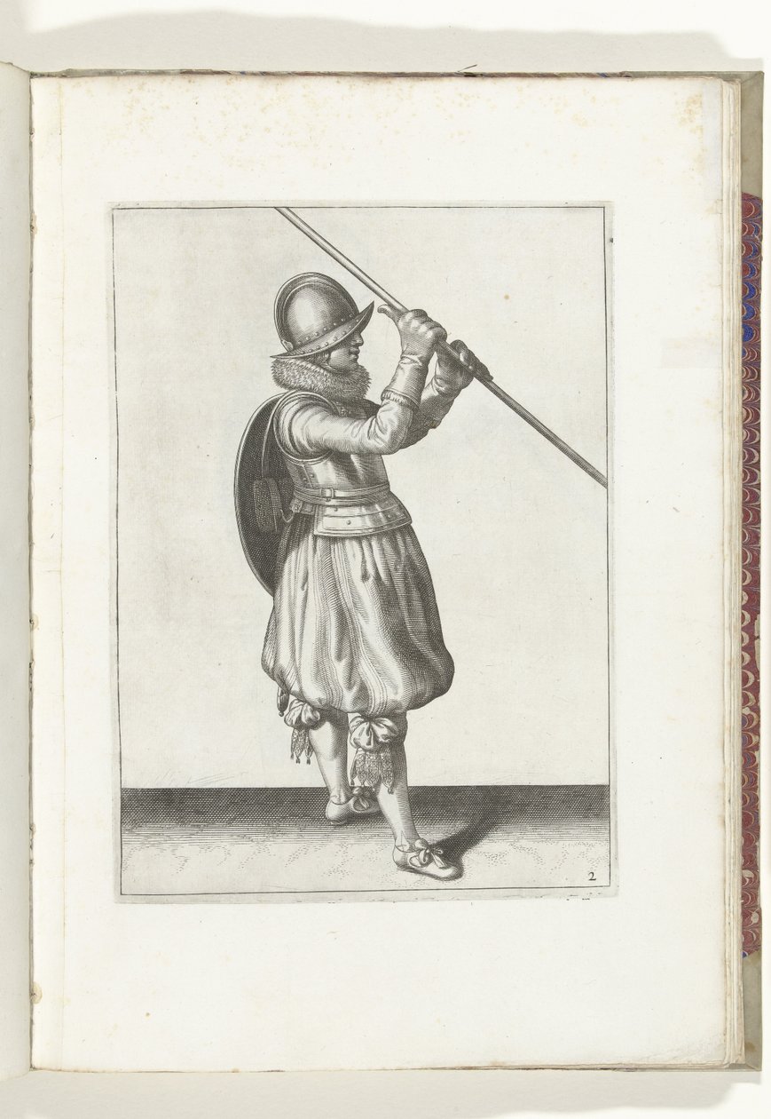 Cvičení Štít a bodec: Voják s bodcem zahnutým do obou rukou a štítem na zádech (č. 2), 1618 Nassausche Wapen-Handelinge, van Schilt, Spies, Rappier a Targe: beyde figuerlick vyobrazeny a zarámované podle nového řádu [va od Adam van Breen