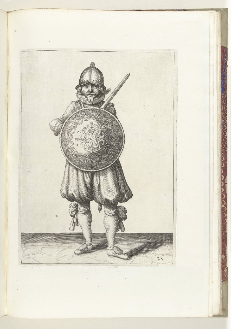 Cvičení Štít a bodec: Voják stojí v klidu, jeho rapír spočívá na levém rameni za štítem (č. 23), 1618 Nassausche Wapen-Handelinge, van Schilt, Spies, Rappier a Targe: zobrazeno beyde figuerlick, ende zarámováno po n od Adam van Breen