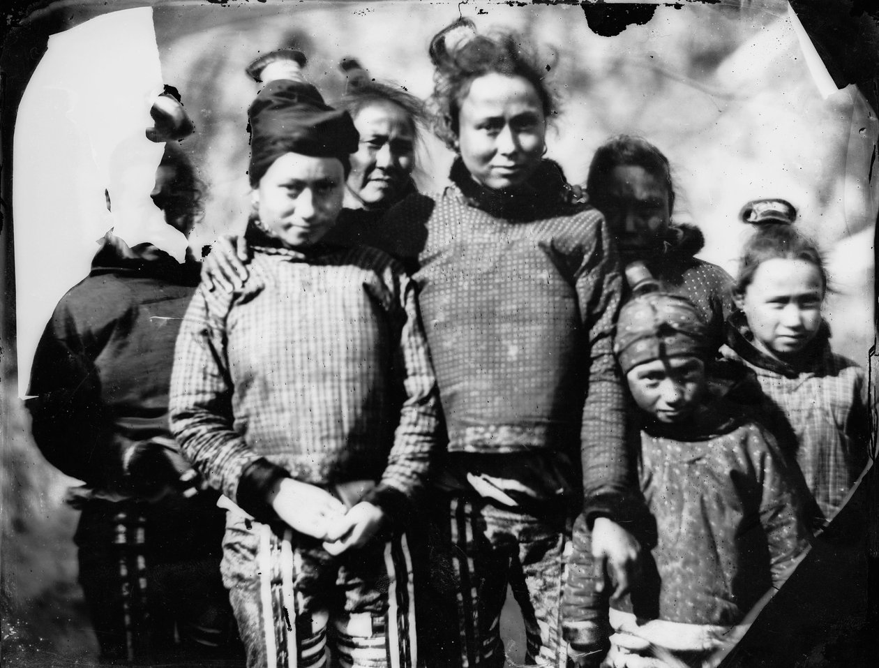 Skupinový portrét inuitských dívek a žen od Admiral Edward Augustus Inglefield