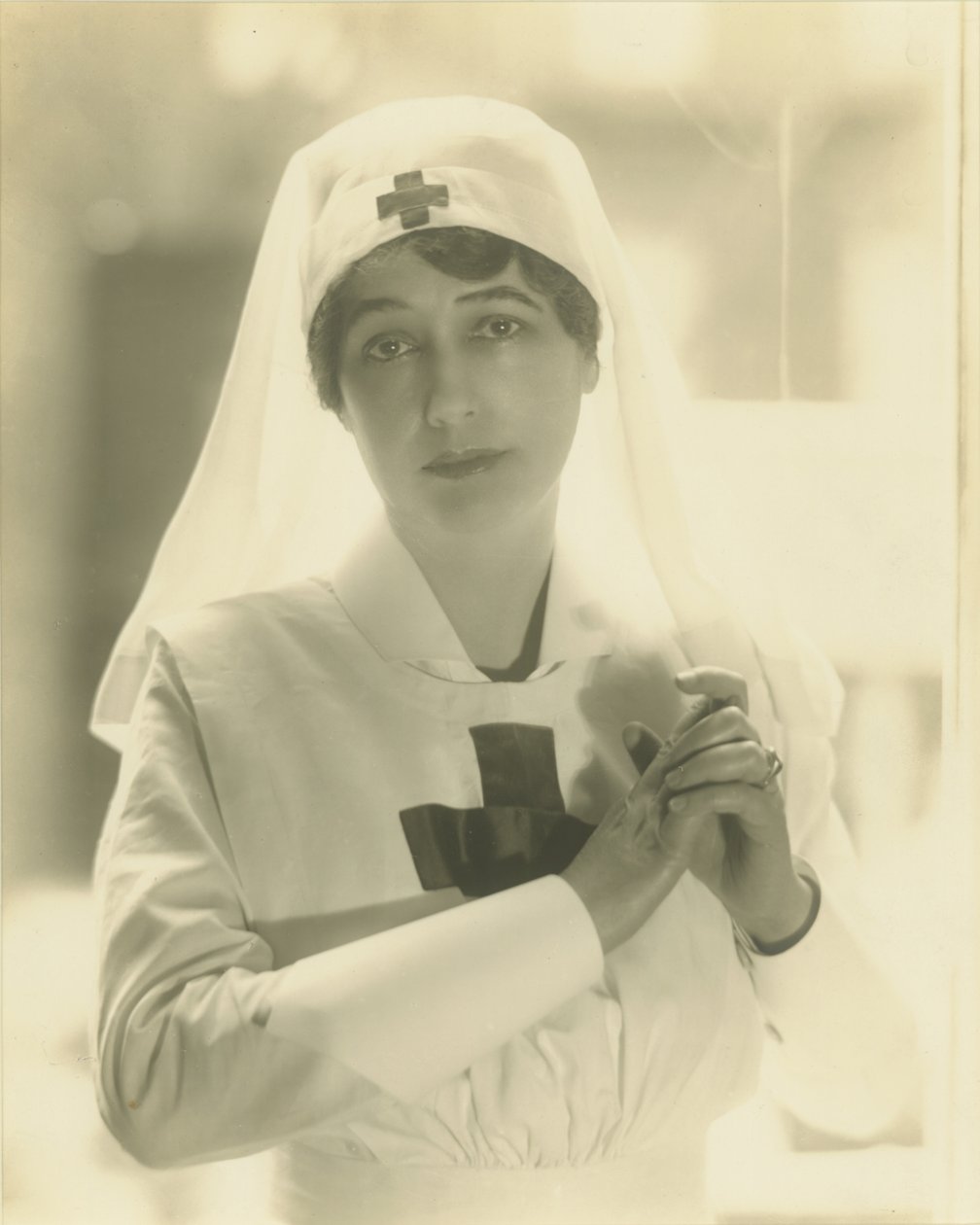 Lady Duff-Gordon jako zdravotní sestra (platinový tisk) od Adolf de Meyer