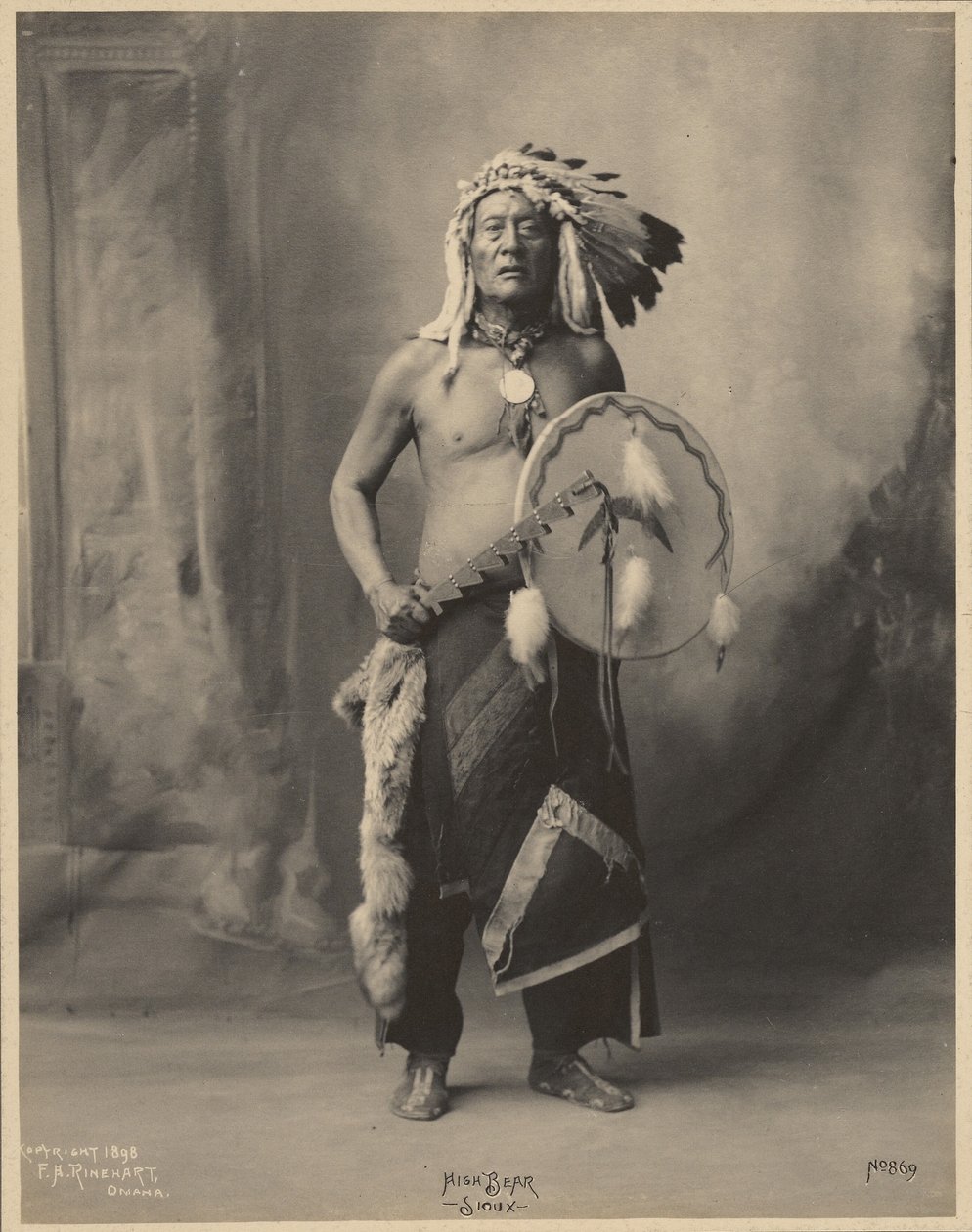 [Vysoký medvěd z Oyatu Oceti Sakowin]
 od Adolph F. Muhr