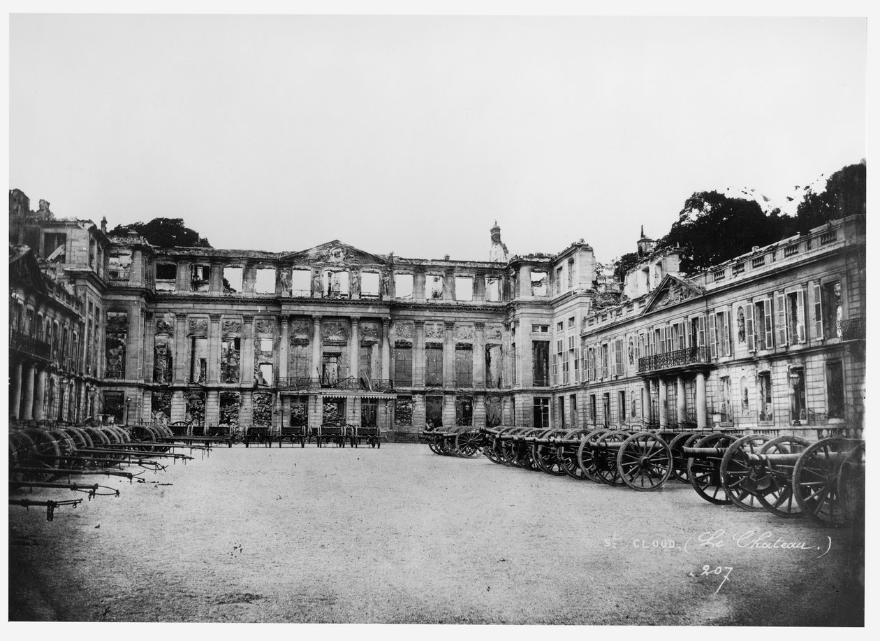 Děla na nádvoří Chateau de Saint-Cloud, 1870-1881 od Adolphe Giraudon