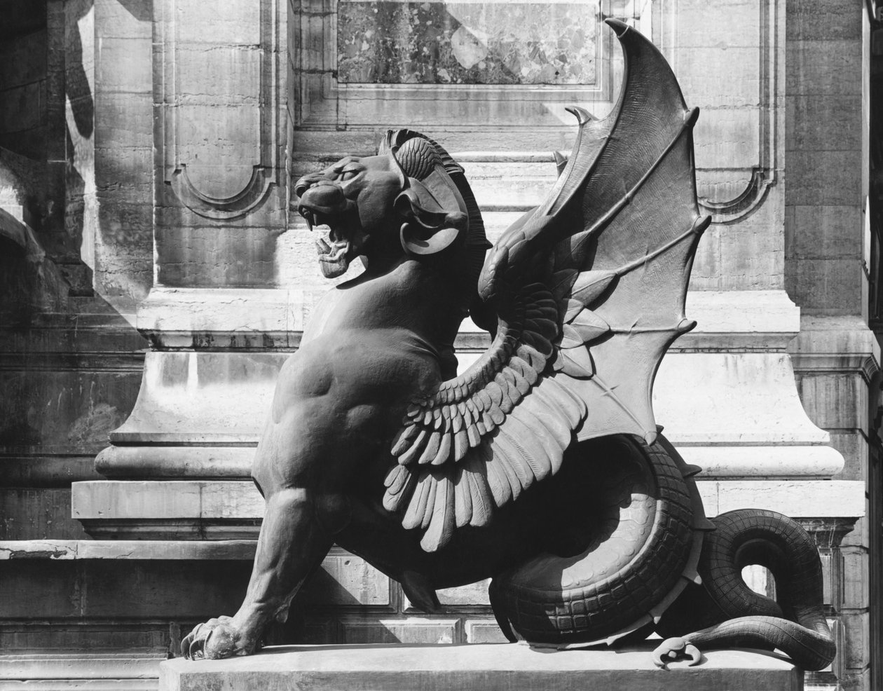 Chimaera z fontány St. Michel, Paříž, kolem roku 1860 od Adolphe Giraudon