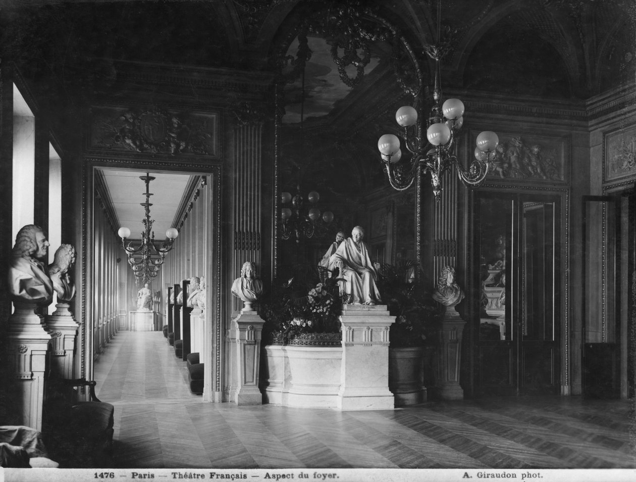 Comedie Francaise, pohled do foyer, před rokem 1902 (viz také 233293 a 346118) od Adolphe Giraudon