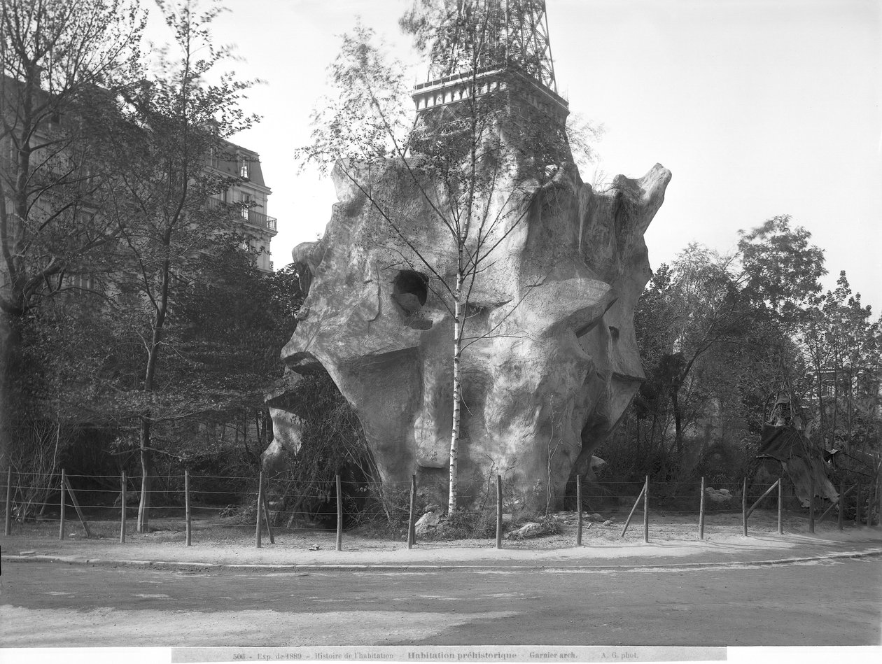 Prehistorický dům na Světové výstavě v roce 1889 v Paříži, architekt Charles Garnier (1825-98) od Adolphe Giraudon