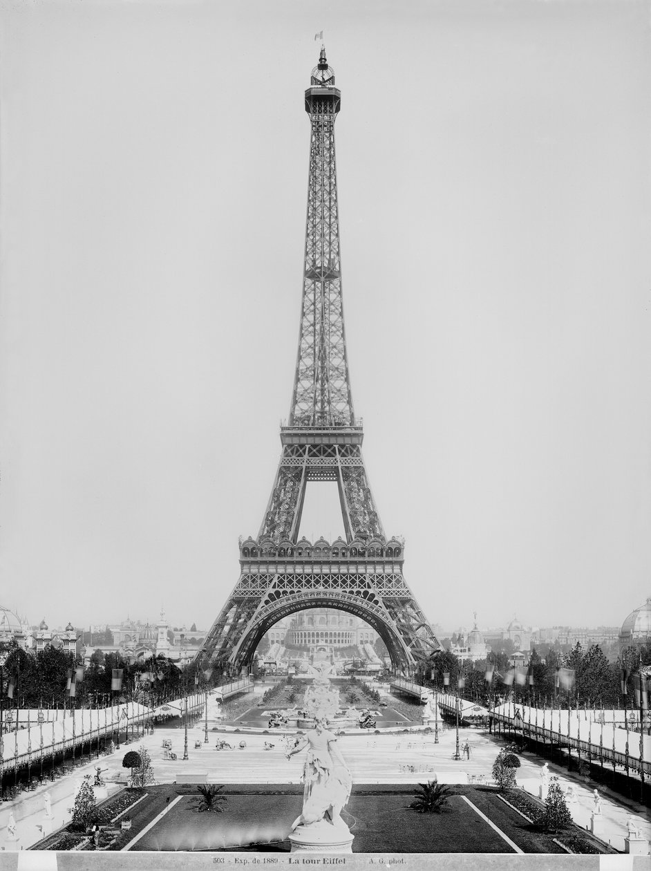 Eiffelova věž (1887-89) fotografovaná během Světové výstavy v roce 1889 v Paříži, architekt Gustave Eiffel (1832-1923) od Adolphe Giraudon