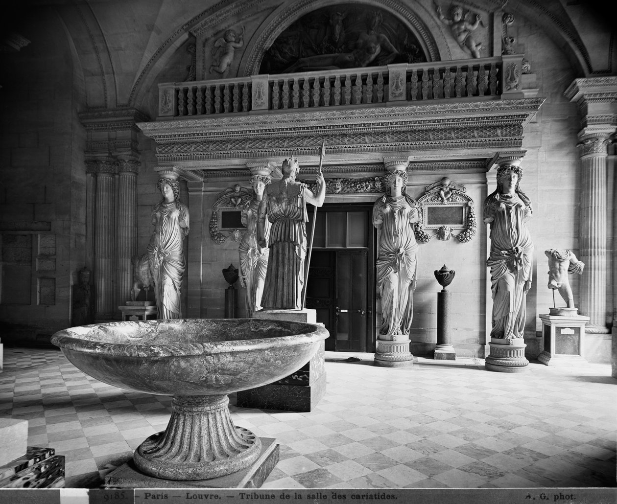 Pohled na tribunu Kariatid v muzeu Louvre, 1897 (viz také 279791 až 279795) od Adolphe Giraudon