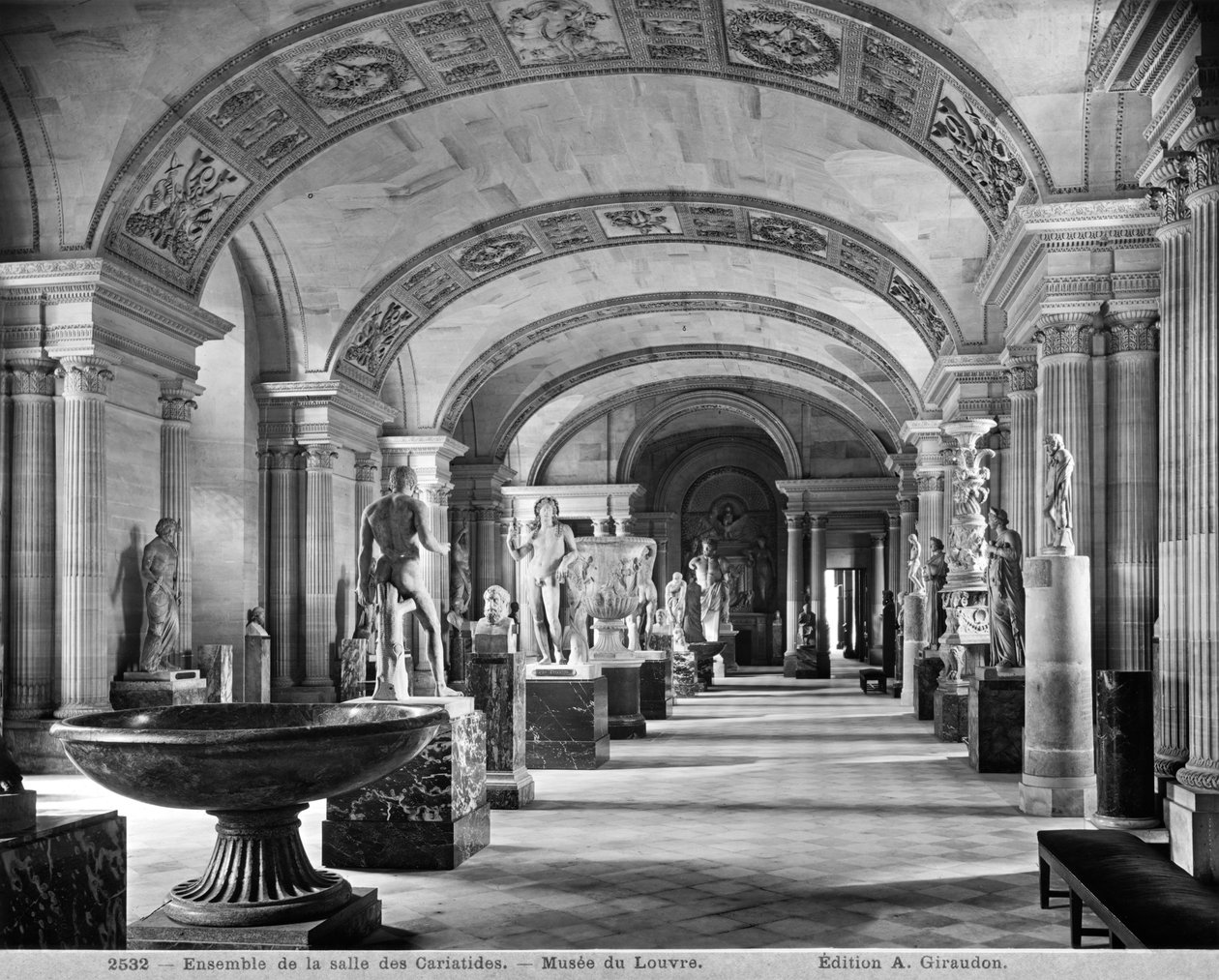 Pohled na pokoj karyatid v muzeu Louvre, cca 1900-04 od Adolphe Giraudon