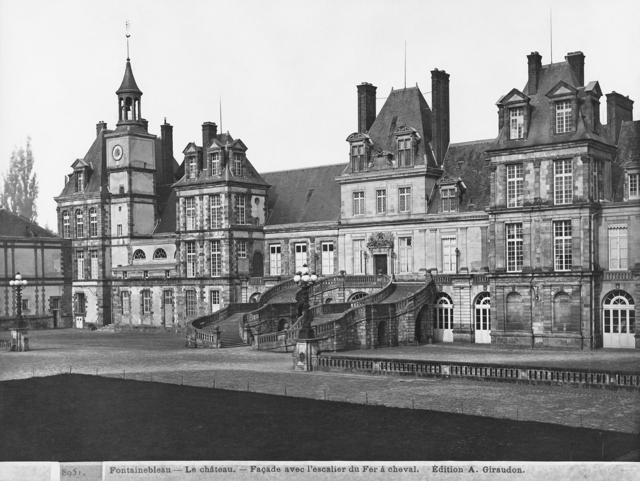 Pohled na Cour du Cheval Blanc se schodištěm ve tvaru podkovy, kolem roku 1900 (viz také 780623 a 780624) od Adolphe Giraudon