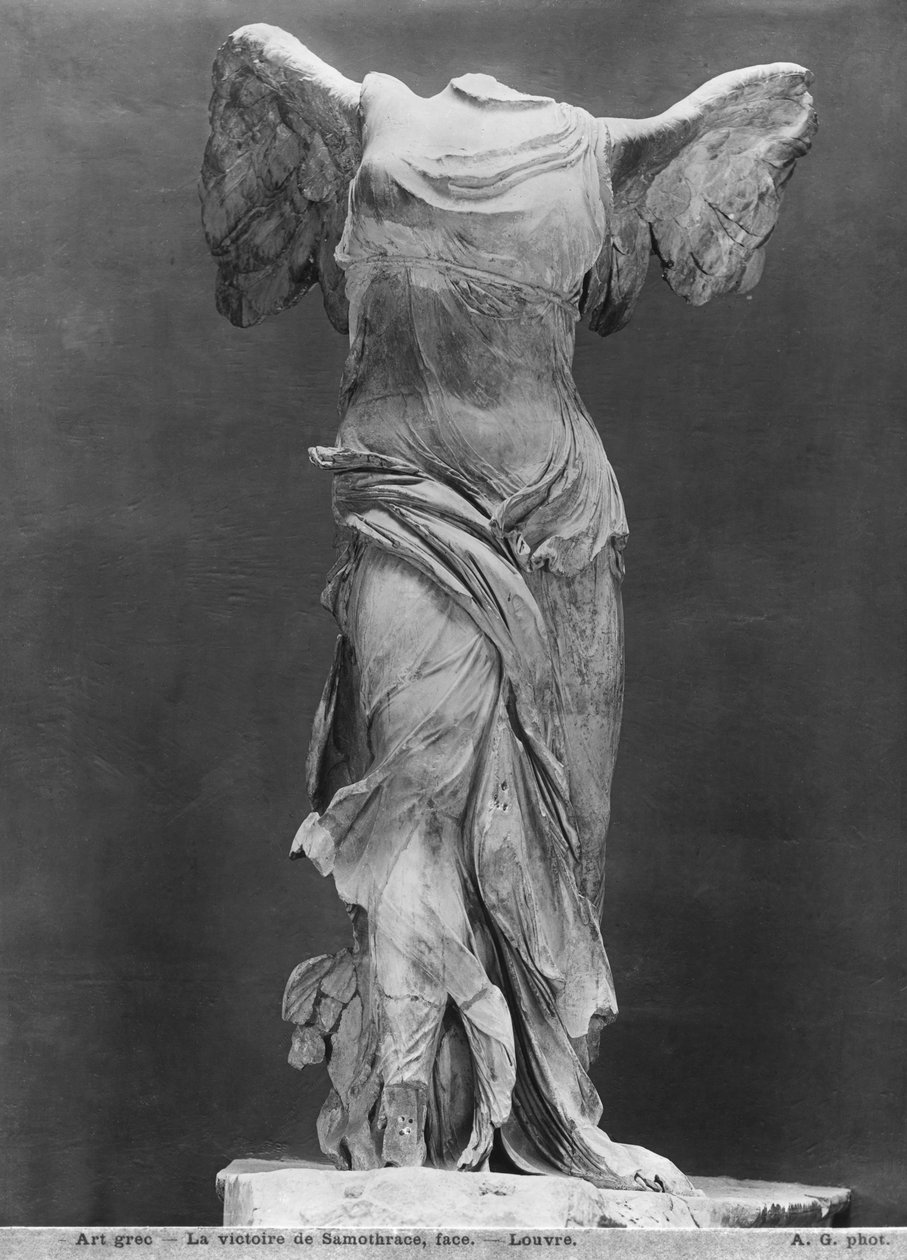 Pohled na Vítězství Samothrace v muzeu Louvre, před rokem 1902 (viz také 326607-608, 346166-167) od Adolphe Giraudon