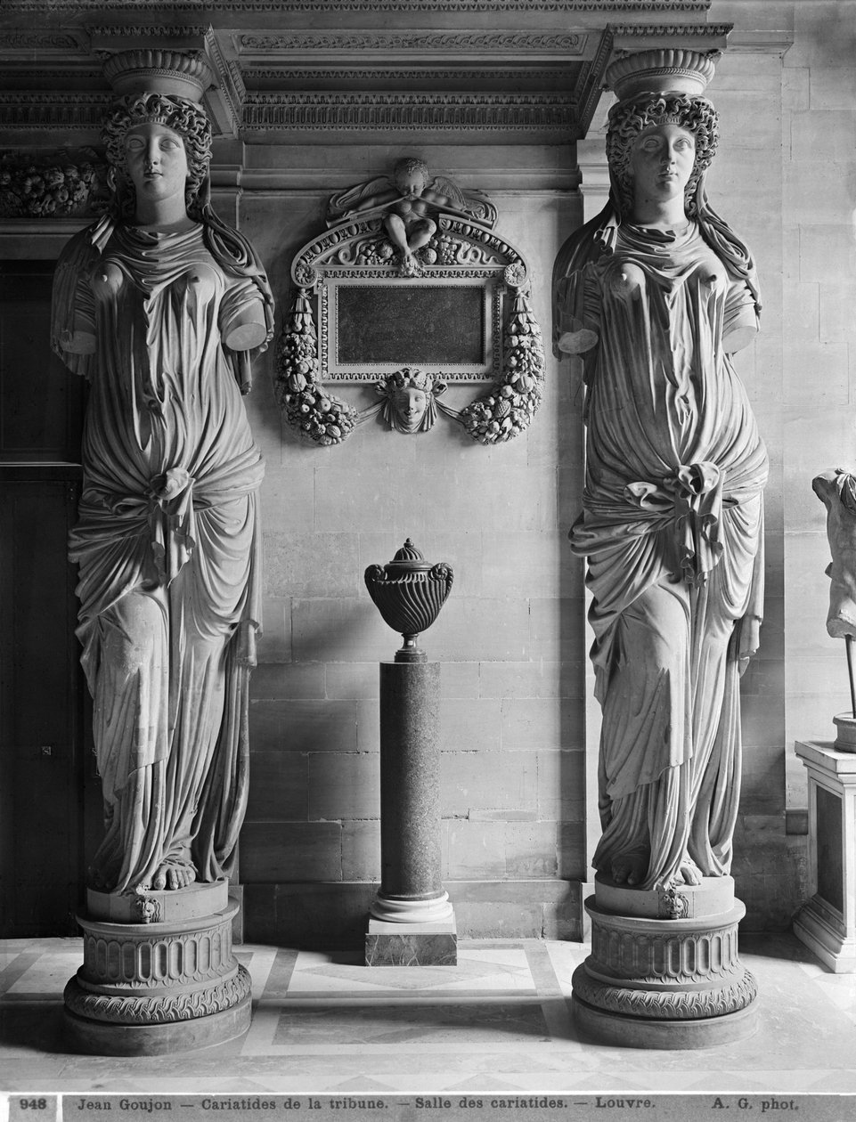 Pohled na dvě karyatidy z Tribuny karyatid v muzeu Louvre, konec 19. století (viz také 279790 až 279793, 279795) od Adolphe Giraudon