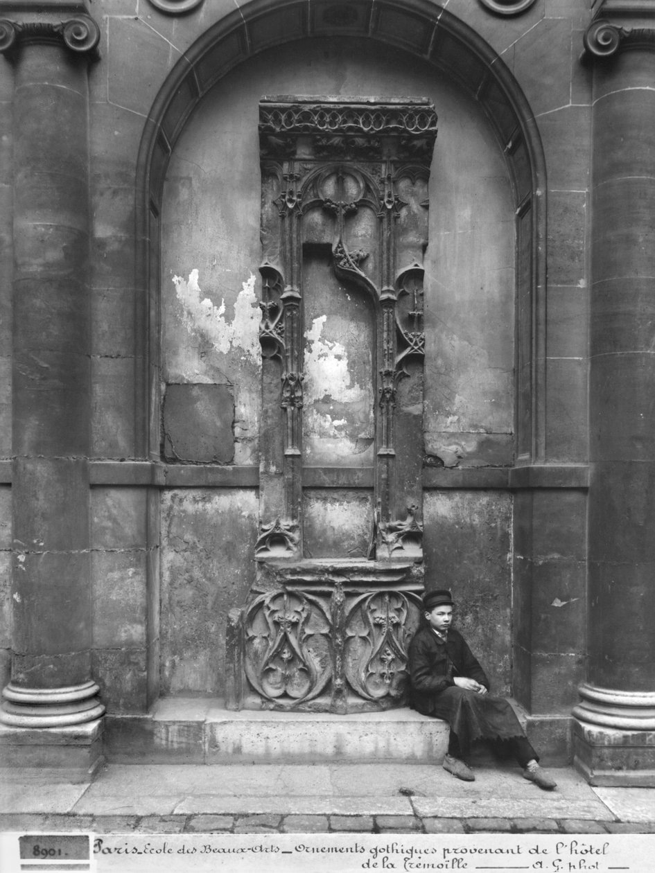 Mladý chlapec sedící před Ecole Nationale des Beaux-Arts, Paříž, 1890-1900 od Adolphe Giraudon