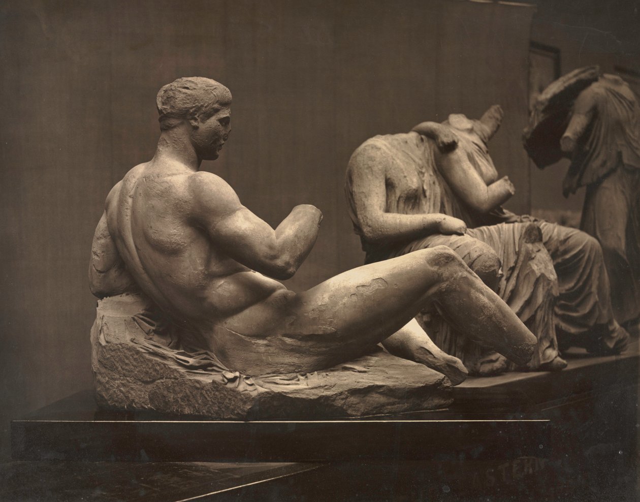 Sochy z Parthenonu, Britské muzeum, c. 70. léta 19. století. od Adolphe Braun