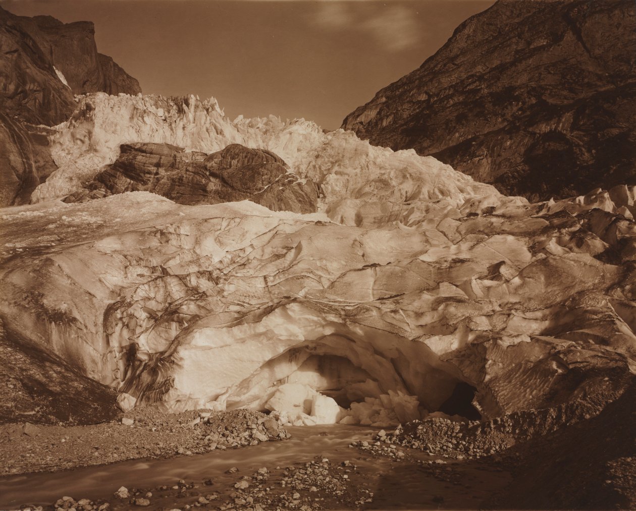 Švýcarsko. Grindelwald, Horní ledovec, zdroj Lutschine, 1875-1877. od Adolphe Braun