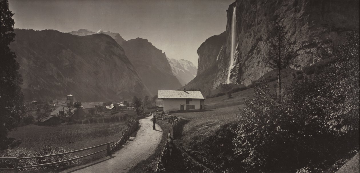 Údolí Lauterbrunnen, Švýcarsko (z alba Charbons de Braun - pohledy pořízené mobilním panoramatickým objektivem, 1868) od Adolphe Braun