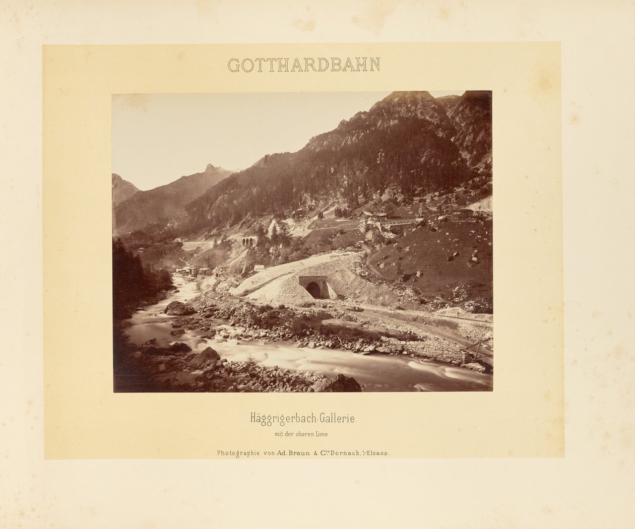 Gotthardská dráha: galerie Häggrigerbach s horní tratí od Adolphe Braun and Cie