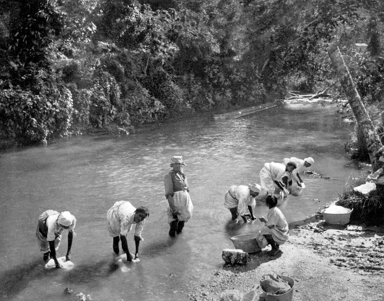 Ženy perou prádlo v řece, Port Antonio, Jamajka, c1905 od Adolphe Duperly and Son