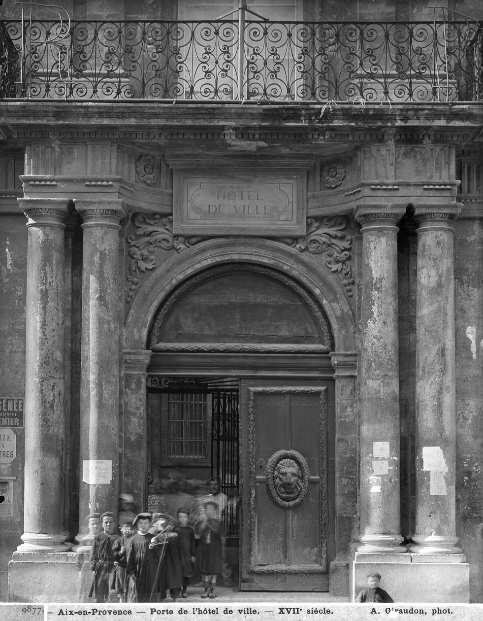 Skupina školáků opouštějících Hotel de Ville, c.1890-99 od Adolphe Giraudon