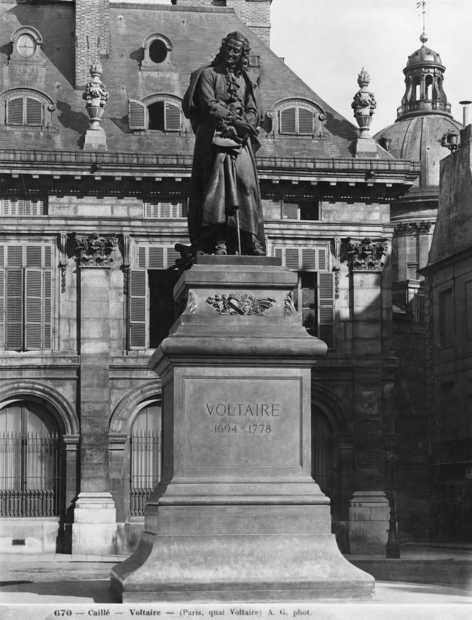 Socha Voltaira od Josepha Michela Caille (1836-81) Quai Voltaire, konec 19. od Adolphe Giraudon