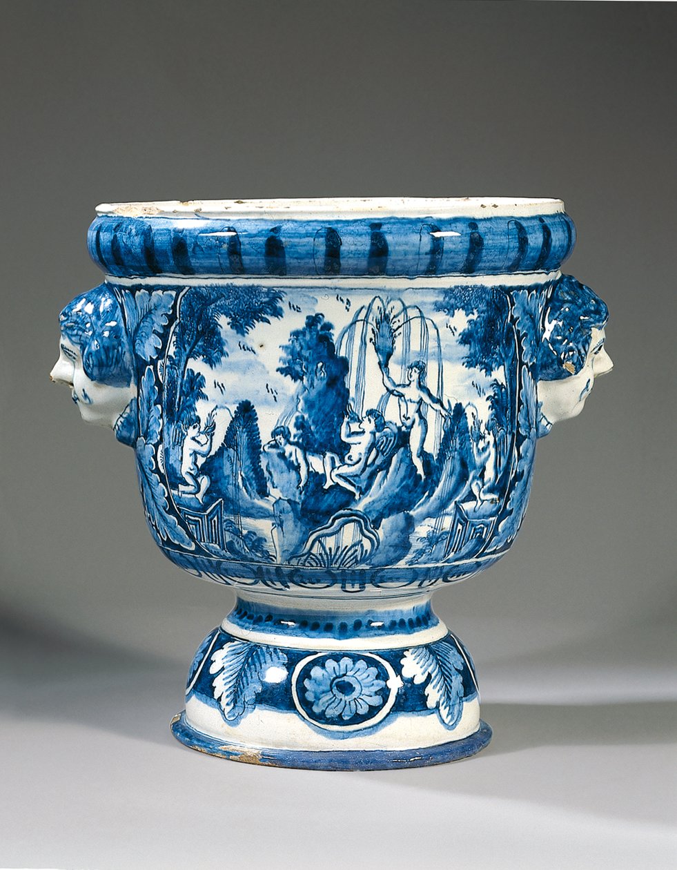 Delft modrobílá mytologická zahradní urna na mytologickém podstavci od Adriaen (fl.1868 d.1701) (attr.to) Kocks
