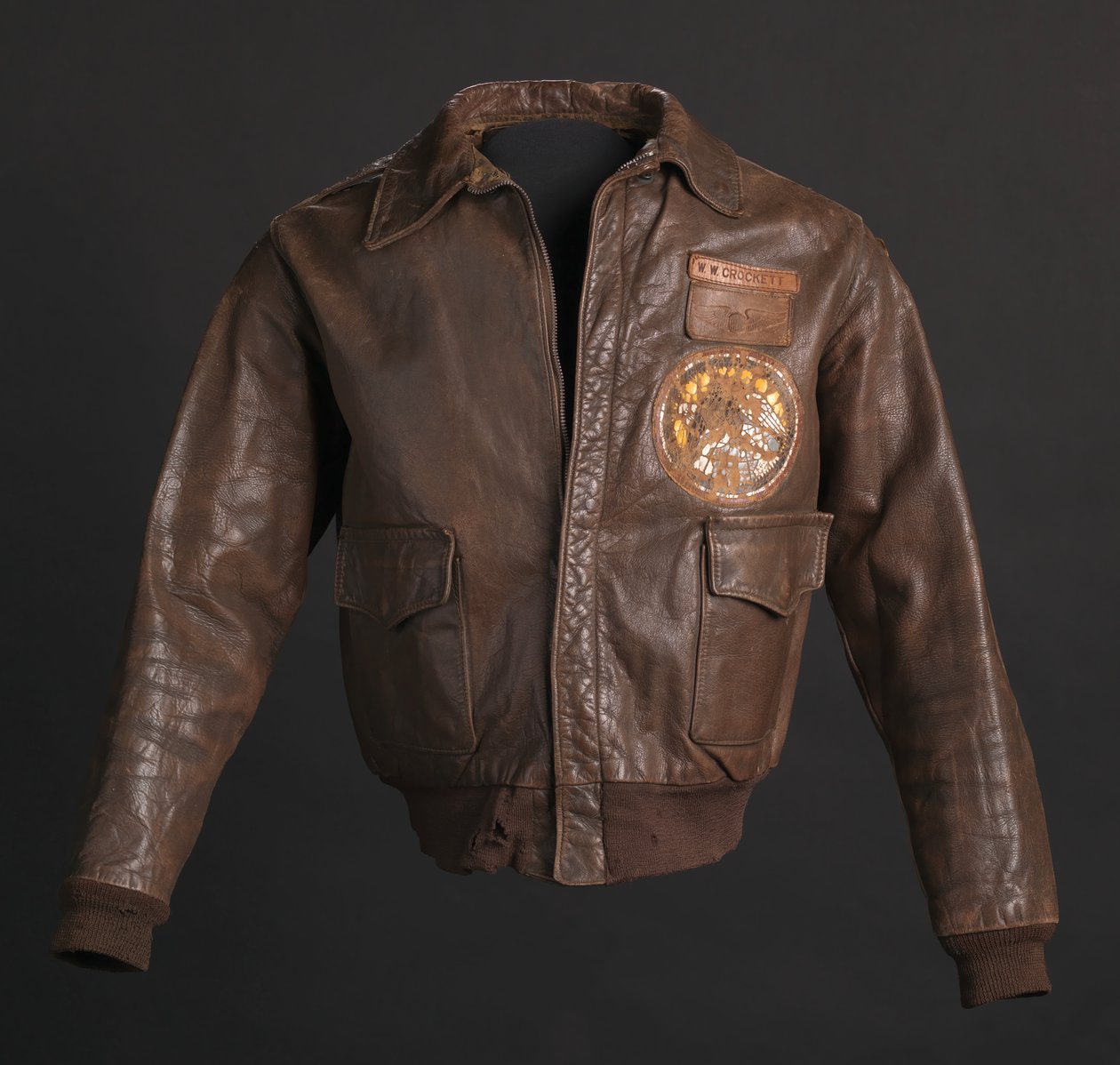Letecká bunda Tuskegee Airman, kterou nosil podplukovník Woodrow W. Crockett, 1942. od Aero Leather Clothing Co.