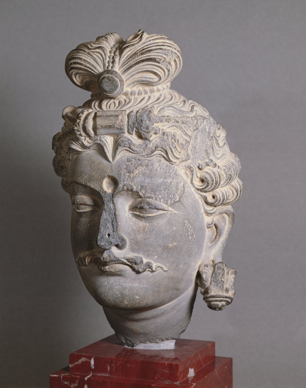 Hlava bódhisattvy, řecko-buddhistický styl, z Buneru, 2. století (břidlice) od Afghan School