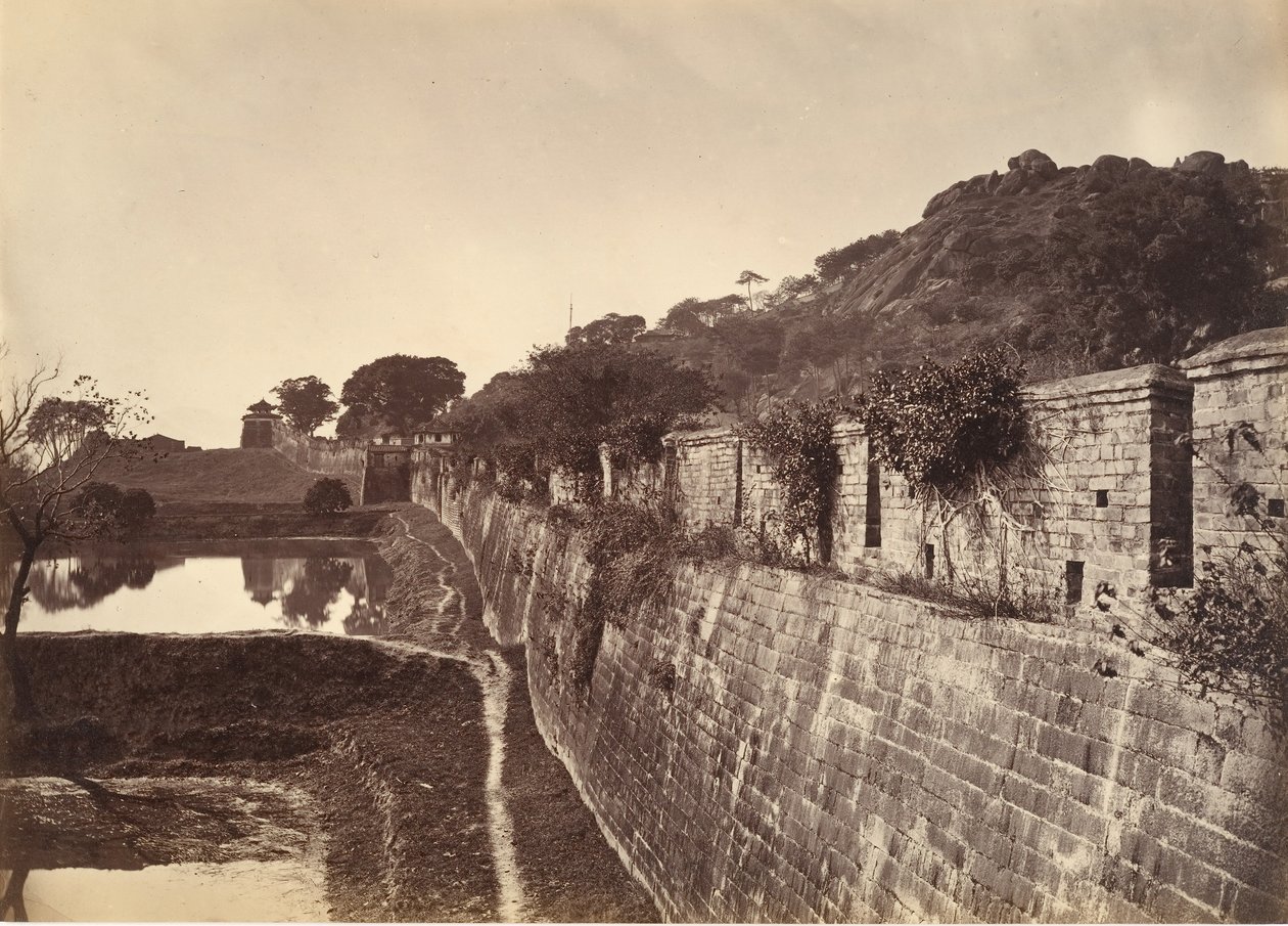 Část městské hradby, Foochow, ca. 1869. od Afong Lai