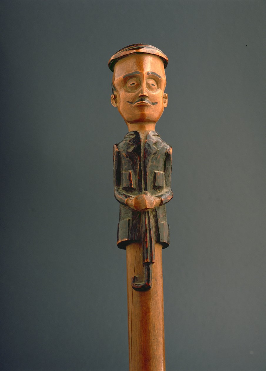 Hůl s postavou evropského muže s čepicí a deštníkem, Ovimbundu, Angola, konec 19. století (dřevo) od African