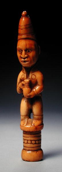Postava v evropských šatech držící německý kameninový džbán, Kongo, počátek 19. století (slonovina) od African
