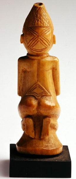 Klečící žena, Kongo (slonovina) (viz také 225802 & 225803) od African