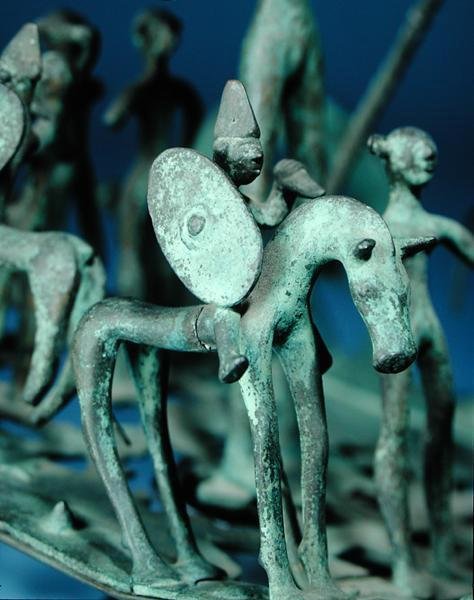 Replika koně a jezdce na slavnostní bronzové soše z Strettweg, Rakousko (bronz) od Age Iron