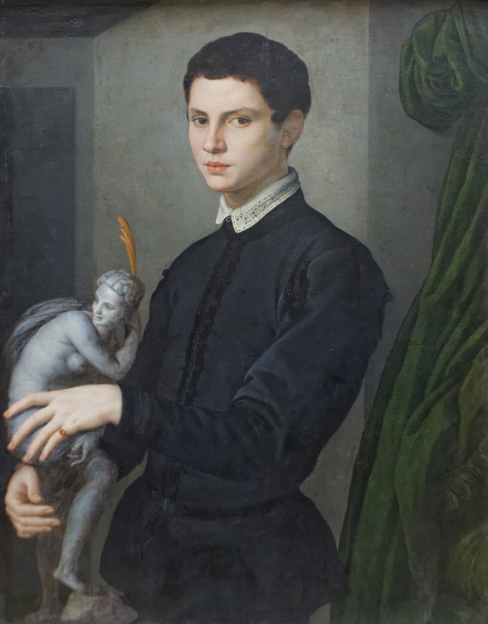 Portrét muže držícího sošku od Agnolo Bronzino