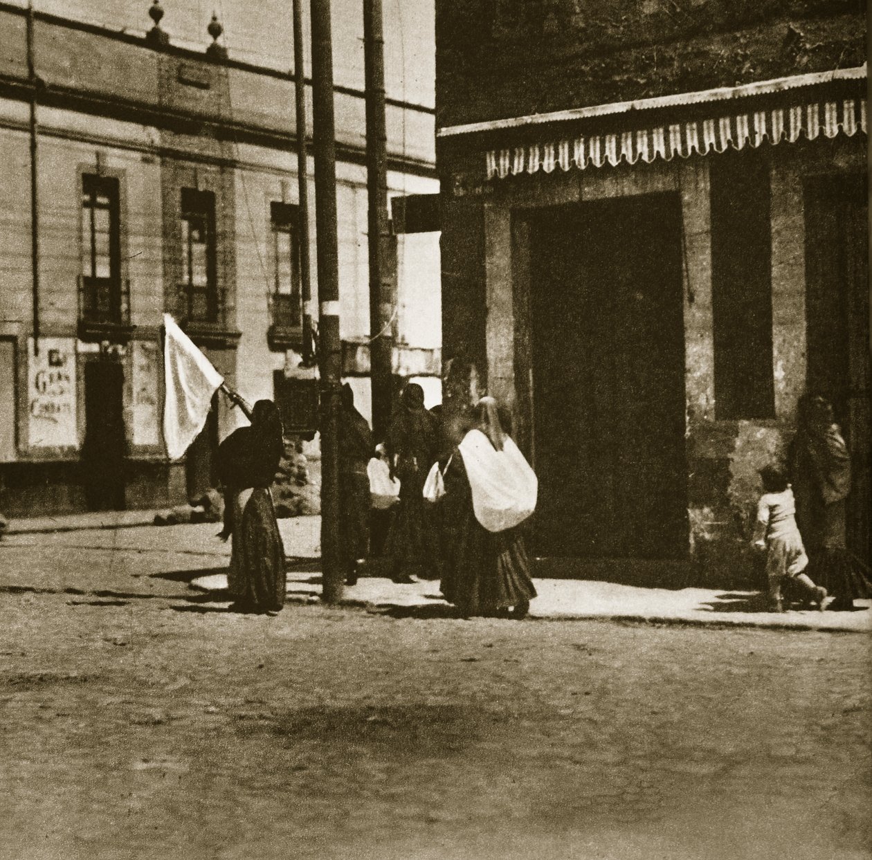 Ženy kráčející po ulicích pod závojem bílé vlajky během „La decena tragica“ v Mexico City, únor 1913 od Agustin Victor Casasola