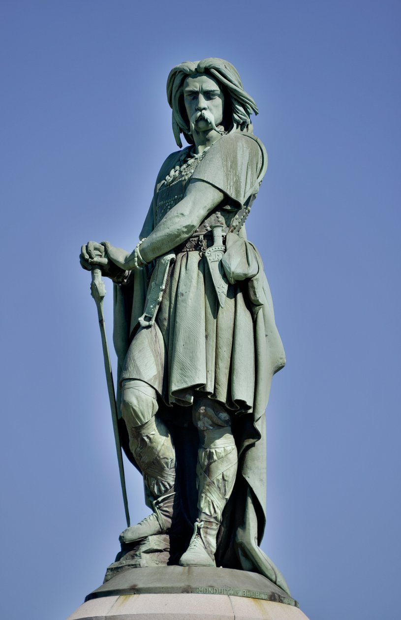 Kolosální socha Vercingetorixe (72-46 př.nl), galského vůdce - Socha Millet Aime (1819-1891) 6,60 m vysoká erige v roce 1865 na západní části Mont Auxois (základna 7 m vysoká od Viollet Le Duc) Alise Sainte Reine 1865 od Aime Millet