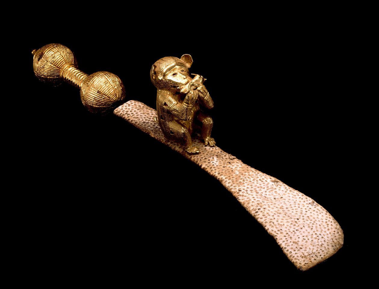 Meč s pochvou a Meč Ornament, Ghana, 1930-40 (zlatolist, dřevo, železo, rayskin a zlato) od Akan School