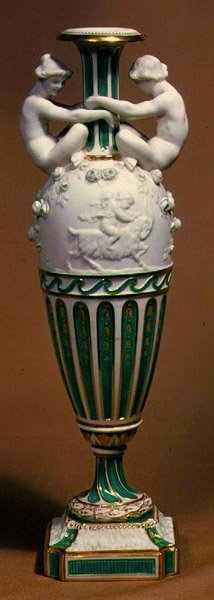 Váza Minton zdobená porcelánovými figurkami Parian, kolem roku 1855 (kostní porcelán) od Albert Ernest Carrier Belleuse