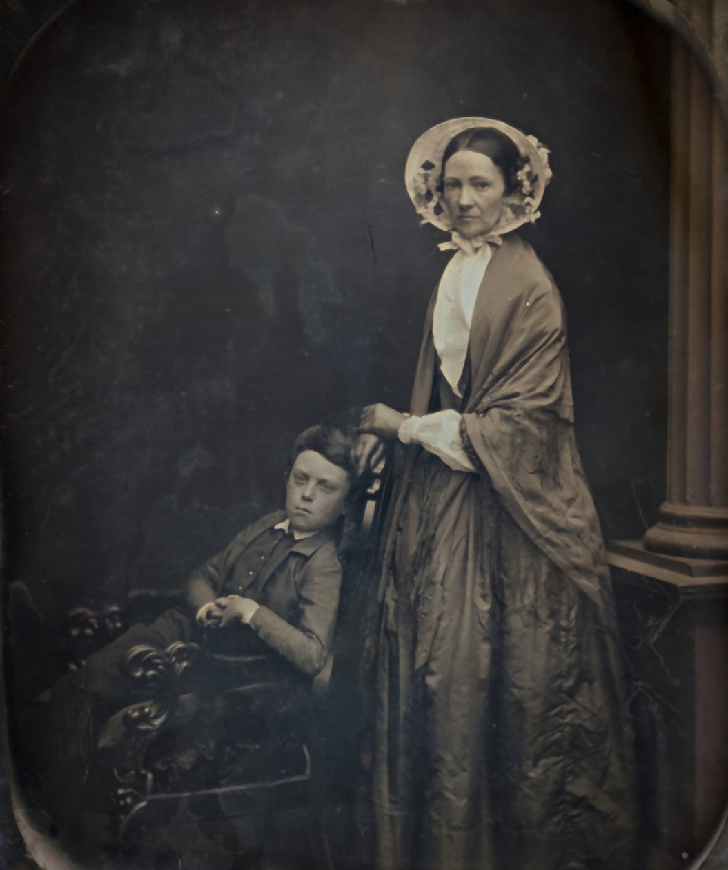 Bez názvu Žena v čepici a šálu se svým sedícím synem, c. 1850. Tvůrci: Albert Sands Southworth, Josiah Johnson Hawes. od Albert Sands Southworth, Josiah Johnson Hawes