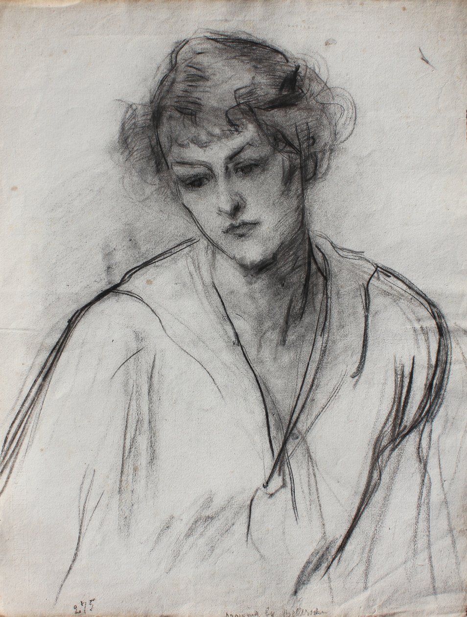 Polodlouhý portrét mladé dívky, naklánějící se dopředu, cca 1910 (černá křída na papíře) od Albert de Belleroche