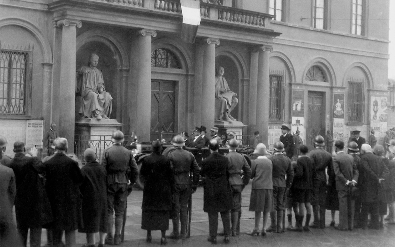 Dav lidí na Piazza Duomo u příležitosti návštěvy Re Vittorio Emanuele III ve Florencii od Alberto Fierli