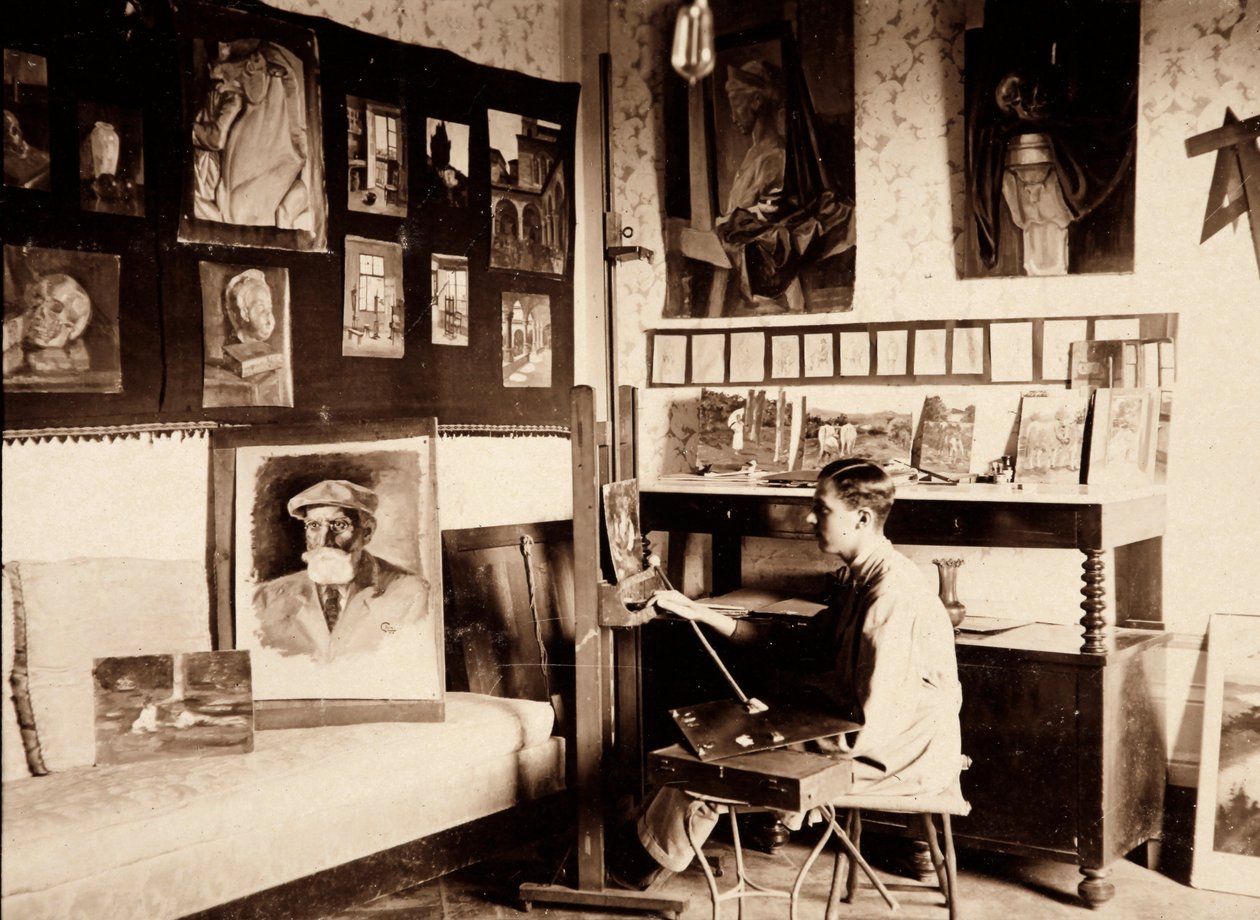 Umělec Guglielmo Ghini ve svém ateliéru, Ponte a Vingone, Scandicci, Florencie, 09/1920 (čb foto) od Alberto Fierli
