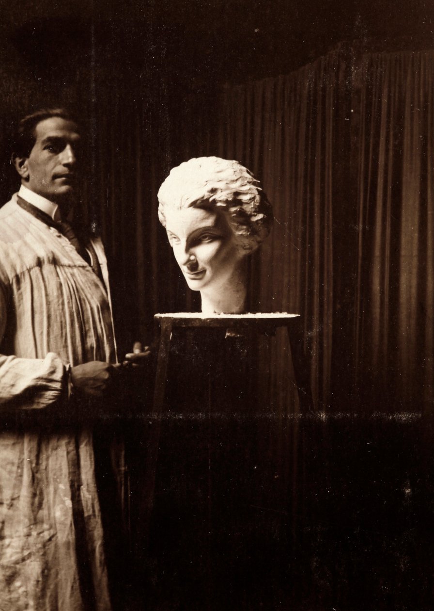 Sochař Mario Pelagatti ve svém ateliéru, Florencie, 20.11.1920 (čb foto) od Alberto Fierli